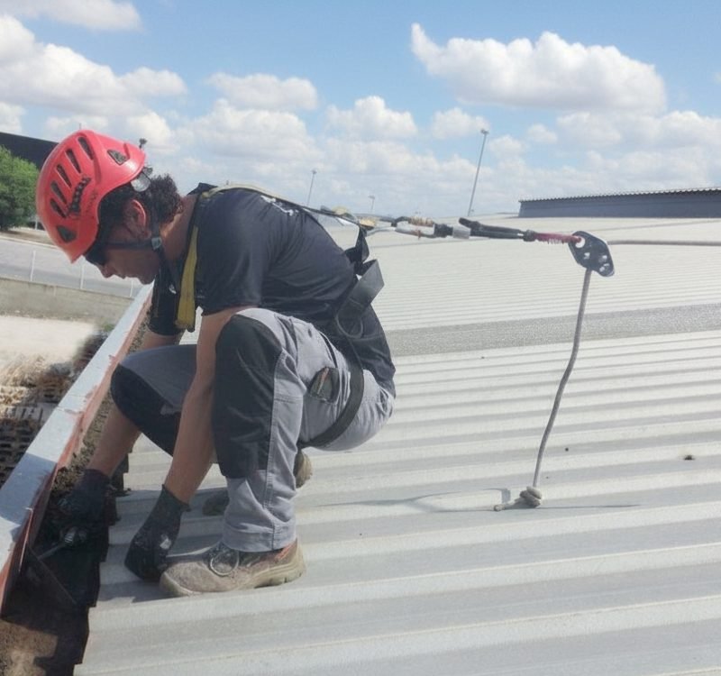 instalación de lucernarios en cubierta metálica
