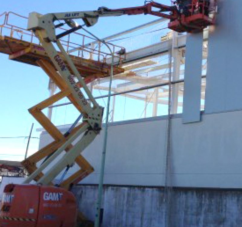 inspección técnica de cubierta industrial con elevadora